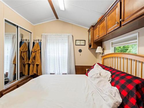 1410 Spruston Rd, Nanaimo, BC - Indoor Photo Showing Bedroom