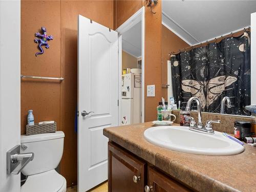 1410 Spruston Rd, Nanaimo, BC - Indoor Photo Showing Bathroom