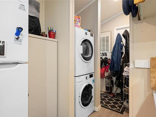 1410 Spruston Rd, Nanaimo, BC - Indoor Photo Showing Laundry Room