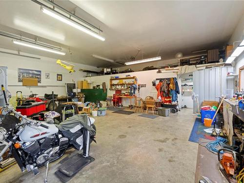 1410 Spruston Rd, Nanaimo, BC - Indoor Photo Showing Garage