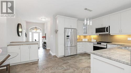 15 Hillcrest Drive, New Tecumseth, ON - Indoor Photo Showing Kitchen With Upgraded Kitchen