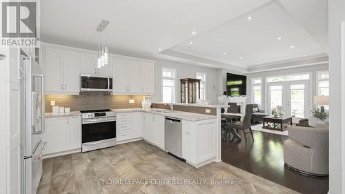 15 Hillcrest Drive, New Tecumseth, ON - Indoor Photo Showing Kitchen With Upgraded Kitchen