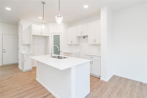 16 Elm Drive, West St Paul, MB - Indoor Photo Showing Kitchen With Double Sink With Upgraded Kitchen