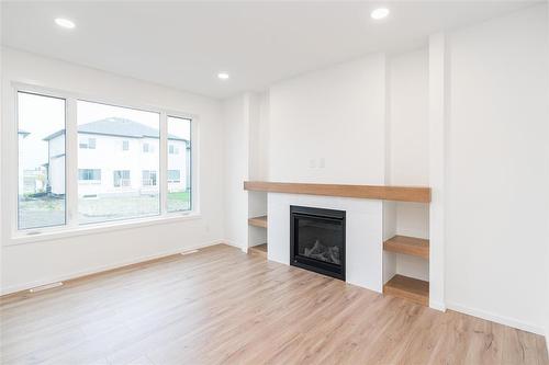 16 Elm Drive, West St Paul, MB - Indoor Photo Showing Living Room With Fireplace