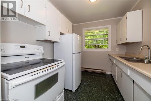 565 24Th Street W, Owen Sound, ON - Indoor Photo Showing Kitchen With Double Sink