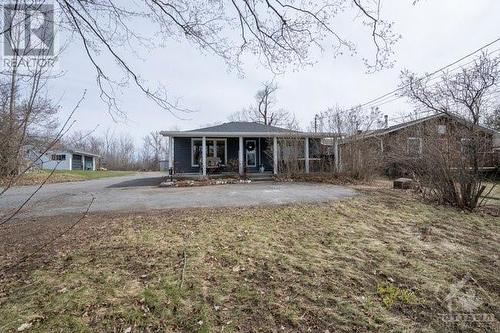 Handy turn around located at the front of the property so you can drive out onto this quiet, dead-end road. - 171 Gardiner Shore Road, Carleton Place, ON - Outdoor