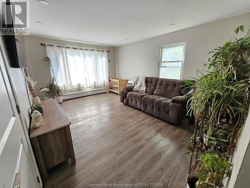 17 Mcnaughton Avenue, Wallaceburg, ON - Indoor Photo Showing Living Room