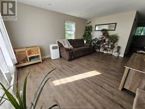 17 Mcnaughton Avenue, Wallaceburg, ON - Indoor Photo Showing Living Room