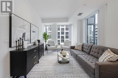 806 - 470 Front Street W, Toronto, ON - Indoor Photo Showing Living Room