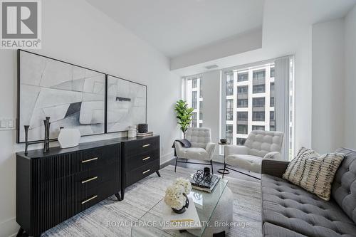 806 - 470 Front Street W, Toronto, ON - Indoor Photo Showing Living Room