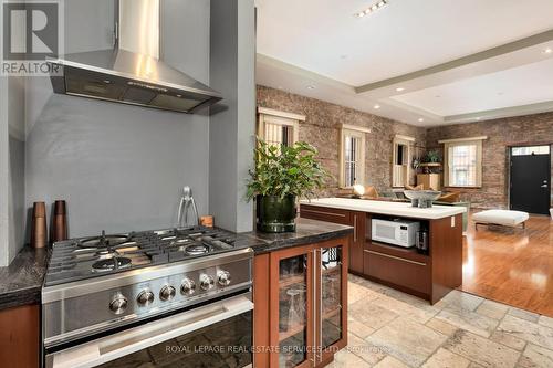 180 Walnut Street S, Hamilton, ON - Indoor Photo Showing Kitchen With Upgraded Kitchen