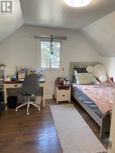 19 Beaucourt Road E, Hamilton, ON - Indoor Photo Showing Bedroom