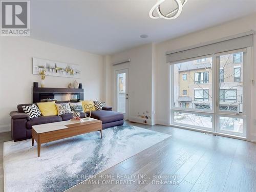 32 Kenneth Wood Crescent, Toronto, ON - Indoor Photo Showing Living Room