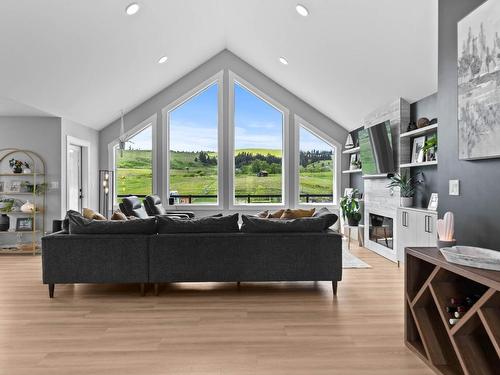 3797 Princeton Kaml Hwy, Kamloops, BC - Indoor Photo Showing Living Room