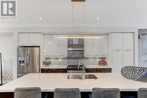 28 Mcgurran Lane, Richmond Hill, ON - Indoor Photo Showing Kitchen With Upgraded Kitchen