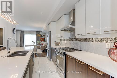28 Mcgurran Lane, Richmond Hill, ON - Indoor Photo Showing Kitchen With Double Sink With Upgraded Kitchen