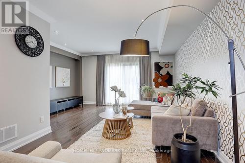 28 Mcgurran Lane, Richmond Hill, ON - Indoor Photo Showing Living Room