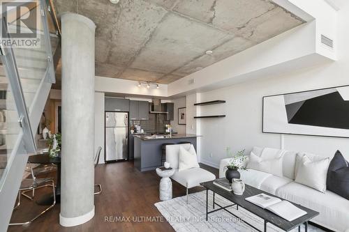 722 - 95 Bathurst Street, Toronto, ON - Indoor Photo Showing Living Room