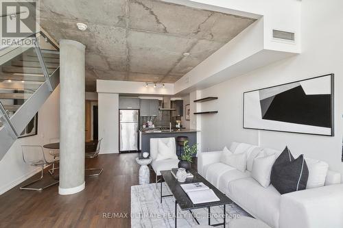 722 - 95 Bathurst Street, Toronto, ON - Indoor Photo Showing Living Room
