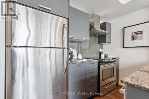 722 - 95 Bathurst Street, Toronto, ON - Indoor Photo Showing Kitchen With Upgraded Kitchen