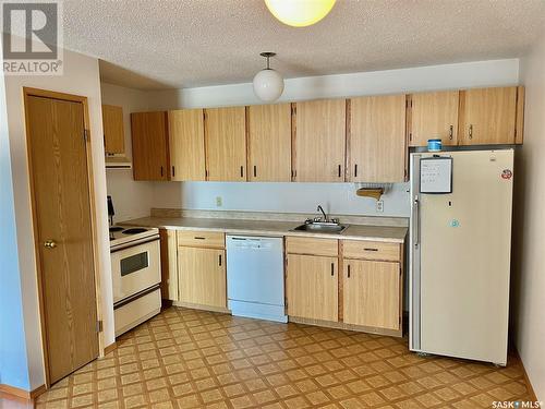 414 2410 Heseltine Road, Regina, SK - Indoor Photo Showing Kitchen