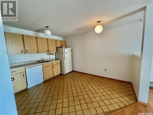 414 2410 Heseltine Road, Regina, SK - Indoor Photo Showing Kitchen With Double Sink