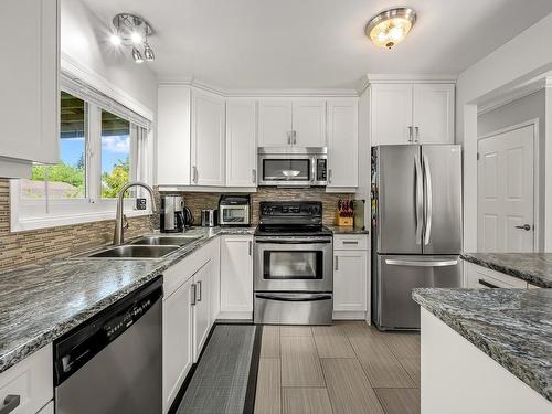 1610 Mclauchlin Dr, Courtenay, BC - Indoor Photo Showing Kitchen With Double Sink