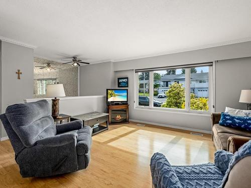 1610 Mclauchlin Dr, Courtenay, BC - Indoor Photo Showing Living Room