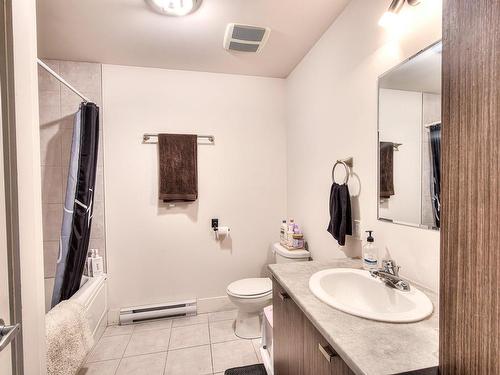 Bathroom - 303-25 Av. Ernest-Rochette, La Prairie, QC - Indoor Photo Showing Bathroom