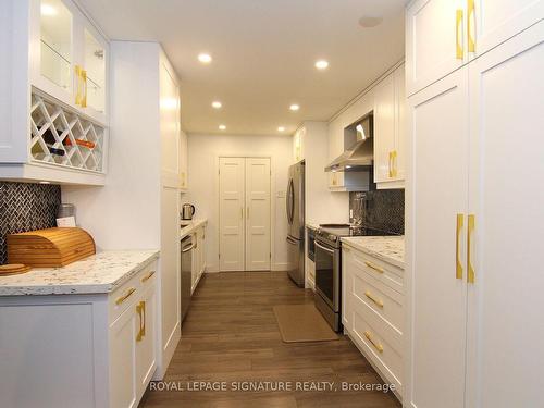 2207-33 Elmhurst Ave, Toronto, ON - Indoor Photo Showing Kitchen