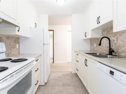 218-585 Dogwood St South, Campbell River, BC - Indoor Photo Showing Kitchen