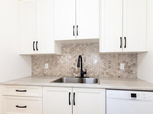 218-585 Dogwood St South, Campbell River, BC - Indoor Photo Showing Kitchen With Upgraded Kitchen