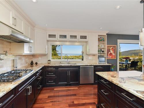 4895 Sea Ridge Dr, Saanich, BC - Indoor Photo Showing Kitchen With Upgraded Kitchen