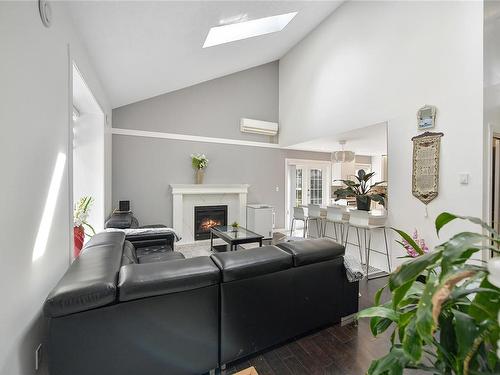 2204 Belmont Ave, Victoria, BC - Indoor With Fireplace