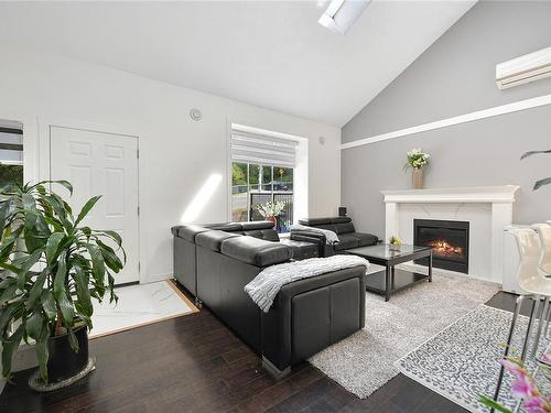2204 Belmont Ave, Victoria, BC - Indoor Photo Showing Living Room With Fireplace
