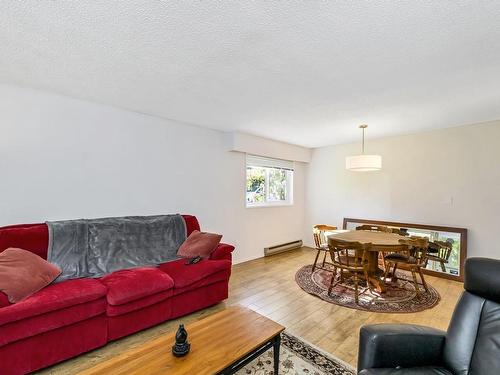 101-1021 Collinson St, Victoria, BC - Indoor Photo Showing Living Room