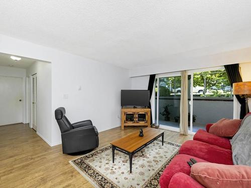 101-1021 Collinson St, Victoria, BC - Indoor Photo Showing Living Room