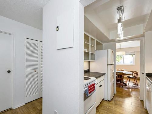 101-1021 Collinson St, Victoria, BC - Indoor Photo Showing Kitchen