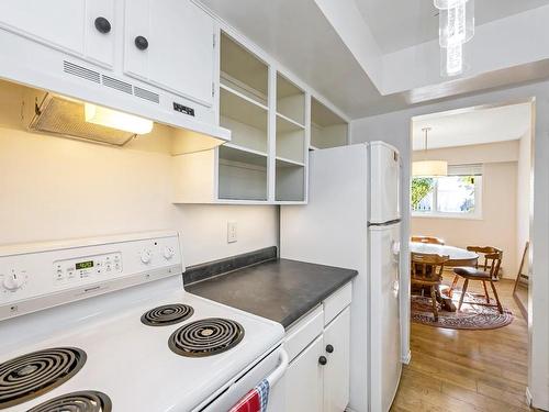 101-1021 Collinson St, Victoria, BC - Indoor Photo Showing Kitchen