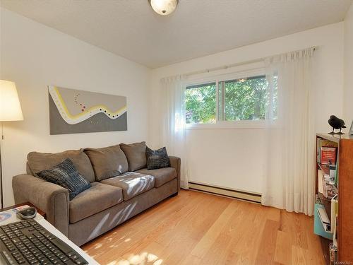 6-1184 Clarke Rd, Central Saanich, BC - Indoor Photo Showing Living Room