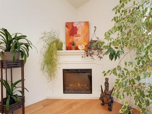 6-1184 Clarke Rd, Central Saanich, BC - Indoor With Fireplace