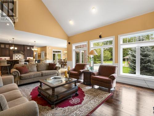 6515 Matchette Road, Lasalle, ON - Indoor Photo Showing Living Room