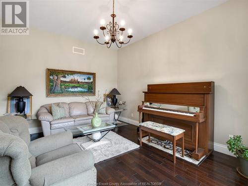 6515 Matchette Road, Lasalle, ON - Indoor Photo Showing Living Room