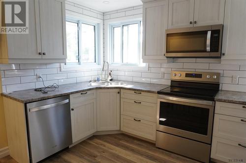 131 Meridian Ave, Temiskaming Shores, ON - Indoor Photo Showing Kitchen