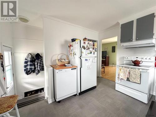 105 Anson Dr, Iroquois Falls, ON - Indoor Photo Showing Kitchen