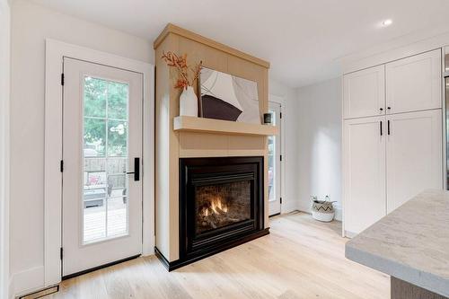 939 Teal Drive, Burlington, ON - Indoor Photo Showing Living Room With Fireplace