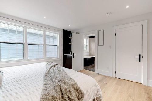 939 Teal Drive, Burlington, ON - Indoor Photo Showing Bedroom