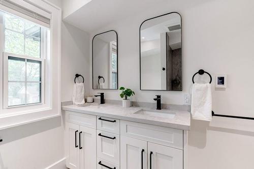 939 Teal Drive, Burlington, ON - Indoor Photo Showing Bathroom