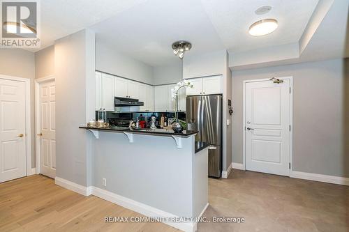 718 - 16 Dallimore Circle, Toronto, ON - Indoor Photo Showing Kitchen