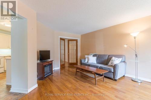 203 - 245 Elgin Street W, Cobourg, ON - Indoor Photo Showing Living Room